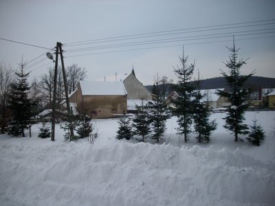 Widok na kości&oacute;ł i zabudowę Grobli